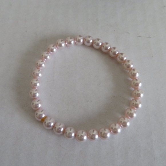 Adorable Stretch Faux Pearl Bracelet, EUC - Picture 2 of 4
